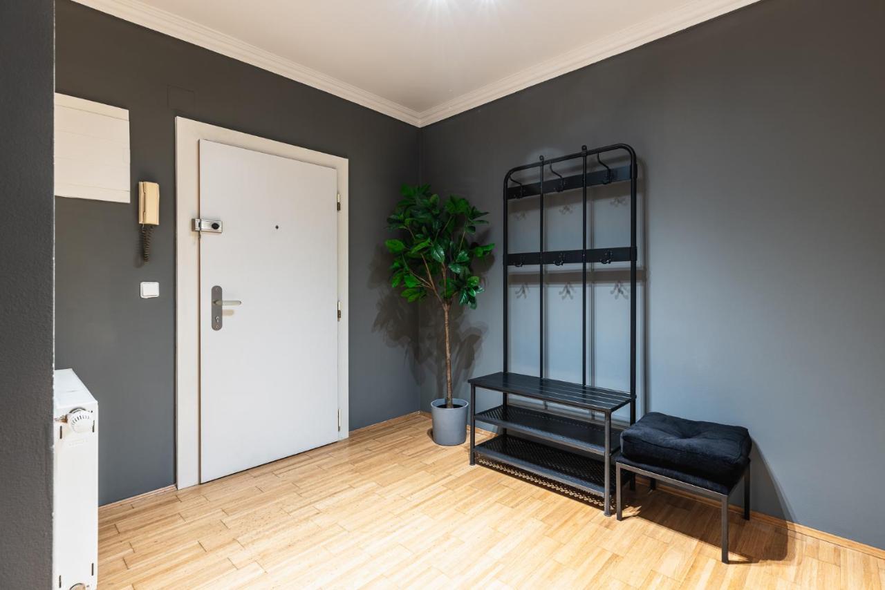 Live Centrally In A Spacious And Modern In Apartment *
